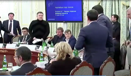 Bộ trưởng Ukraine tức giận ném chai nước vào thống đốc